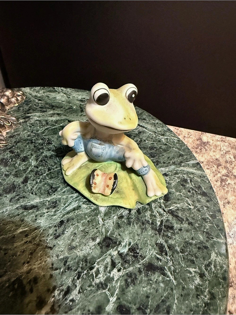 HOMCO Frog in Overalls with Butterfly on Lily Pad Figurine #1447 Figurine Green